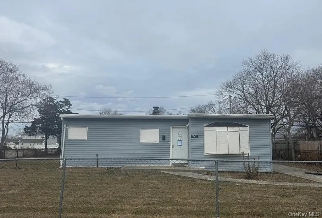 20 Somerset Road N Amityville NY 11701