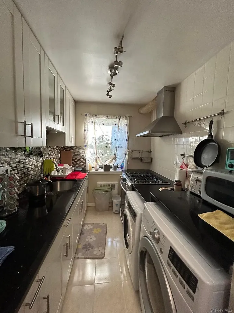 17-52 166th Whitestone NY 11357