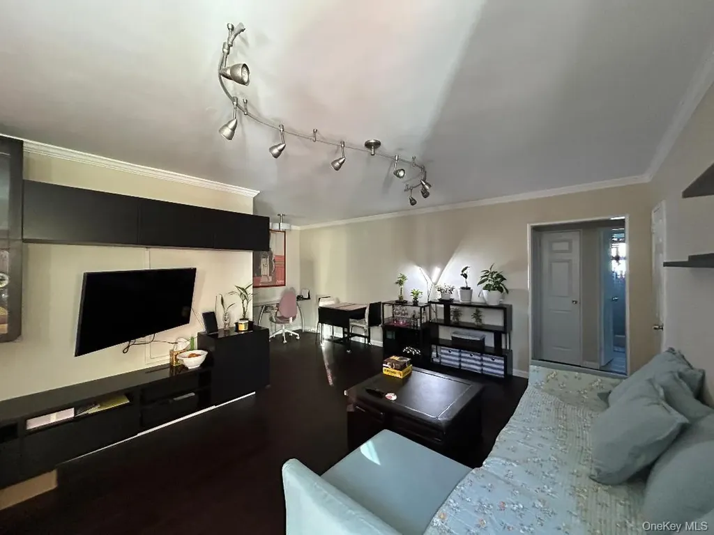 17-52 166th Whitestone NY 11357