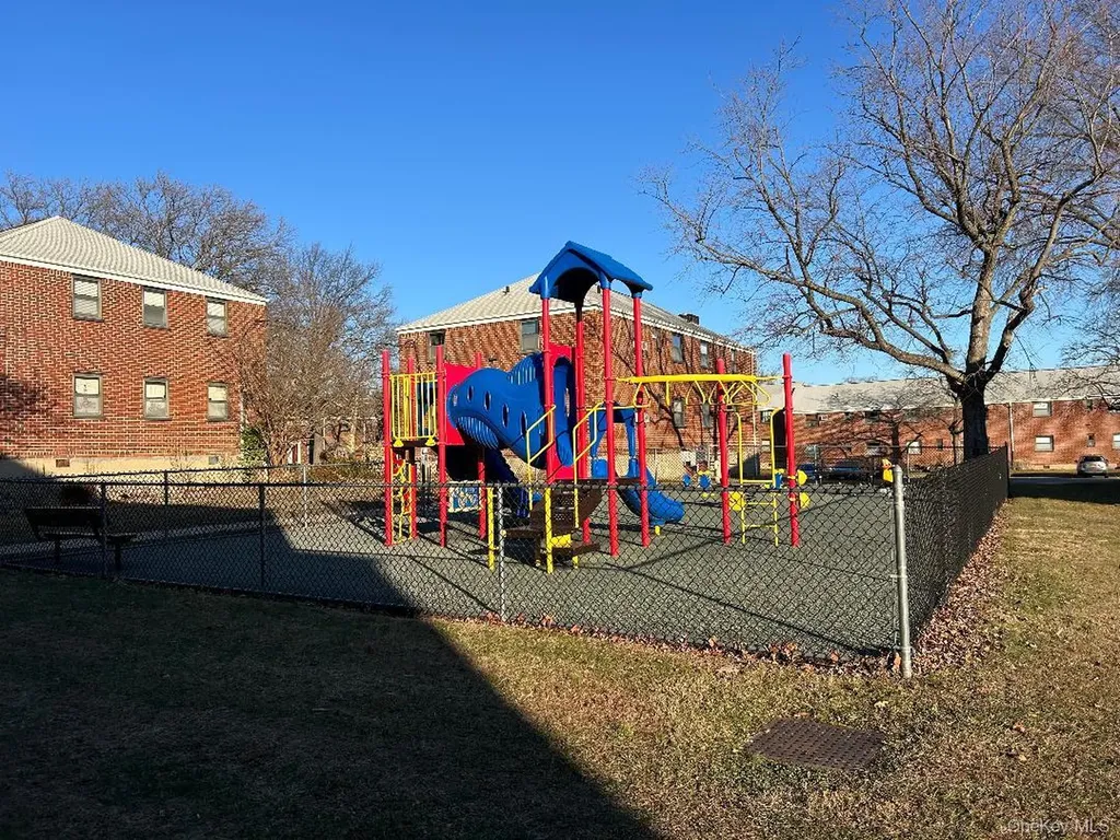 17-52 166th Whitestone NY 11357