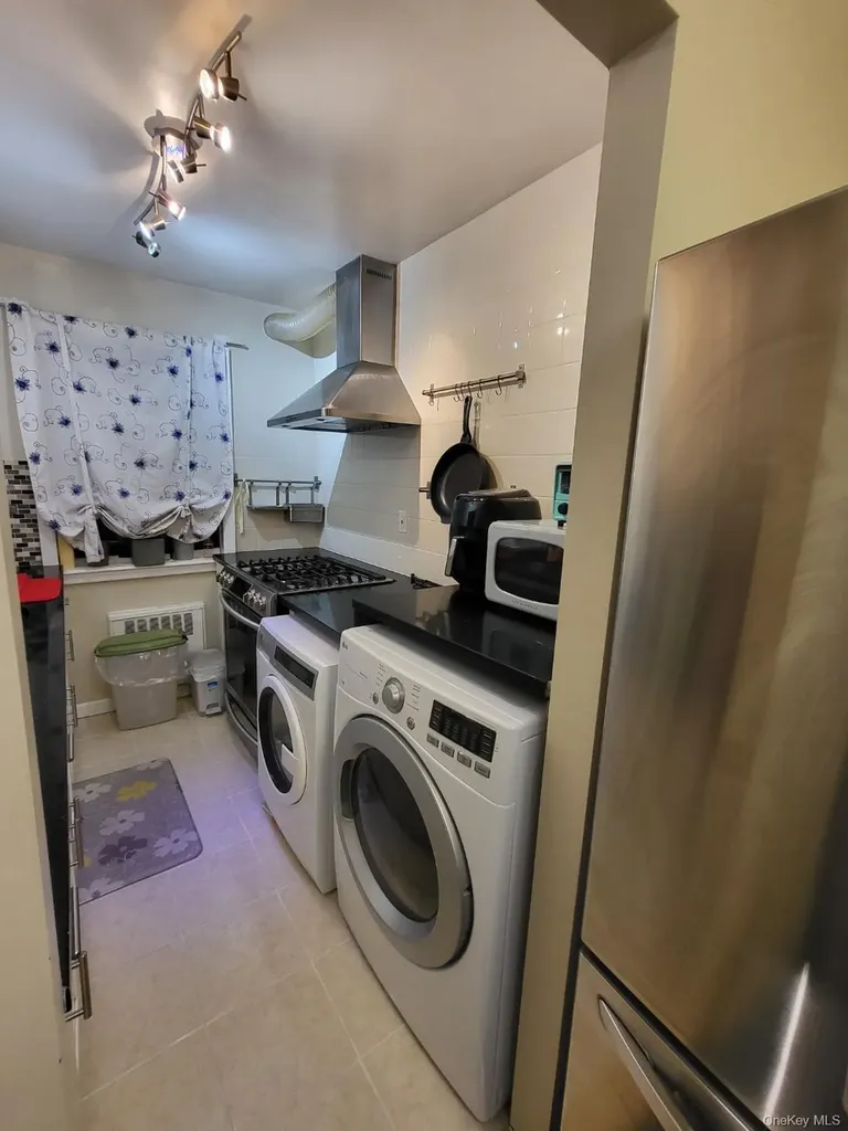 17-52 166th Whitestone NY 11357
