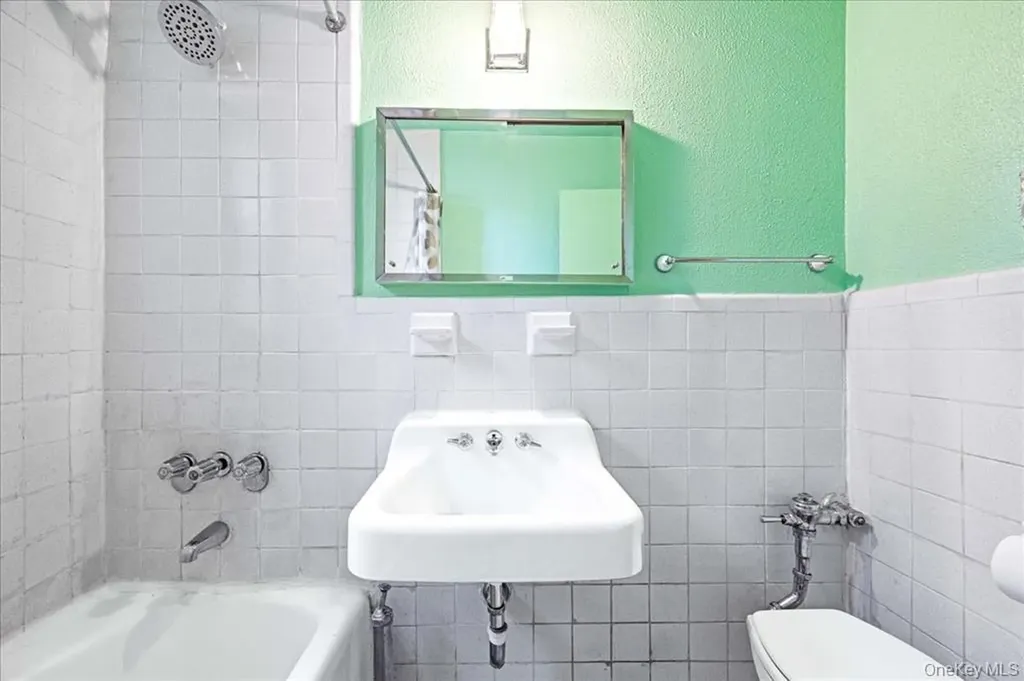 2015 St Paul Avenue Bronx NY 10461