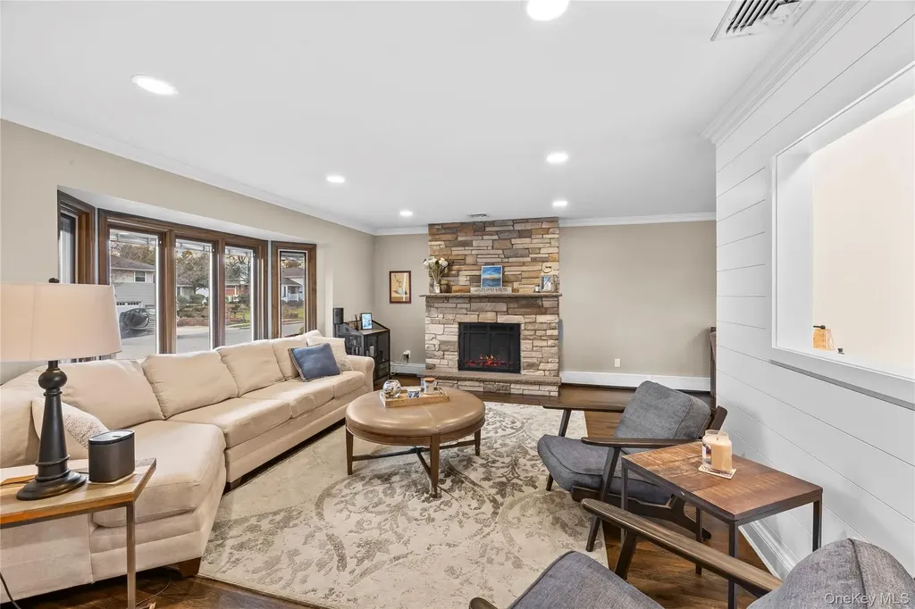 26 Glenwood Road Plainview NY 11803
