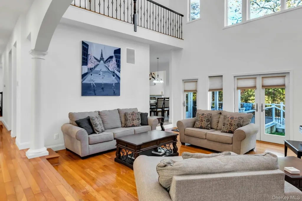 10 Bay Woods Drive Hampton Bays NY 11946