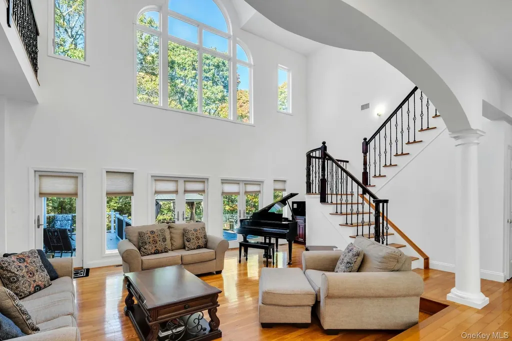 10 Bay Woods Drive Hampton Bays NY 11946