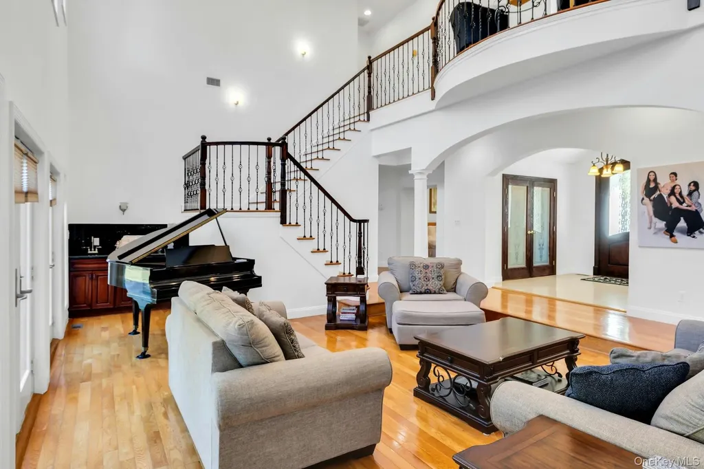 10 Bay Woods Drive Hampton Bays NY 11946