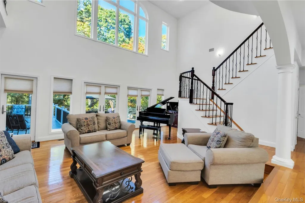 10 Bay Woods Drive Hampton Bays NY 11946
