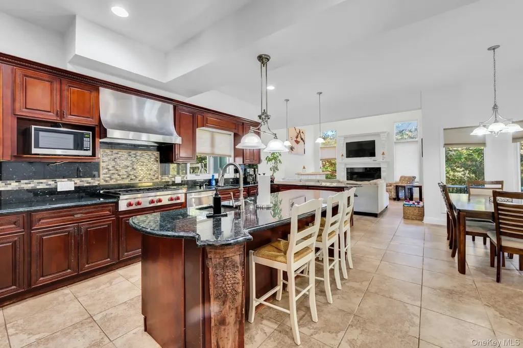 10 Bay Woods Drive Hampton Bays NY 11946