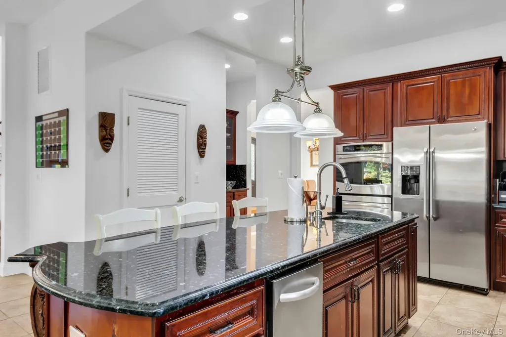 10 Bay Woods Drive Hampton Bays NY 11946