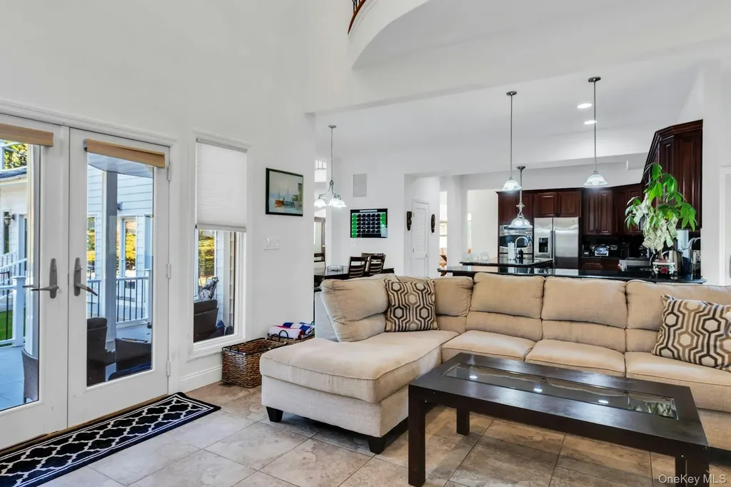 10 Bay Woods Drive Hampton Bays NY 11946