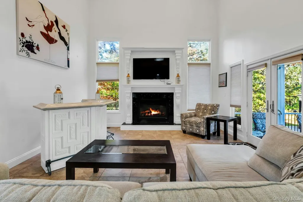 10 Bay Woods Drive Hampton Bays NY 11946