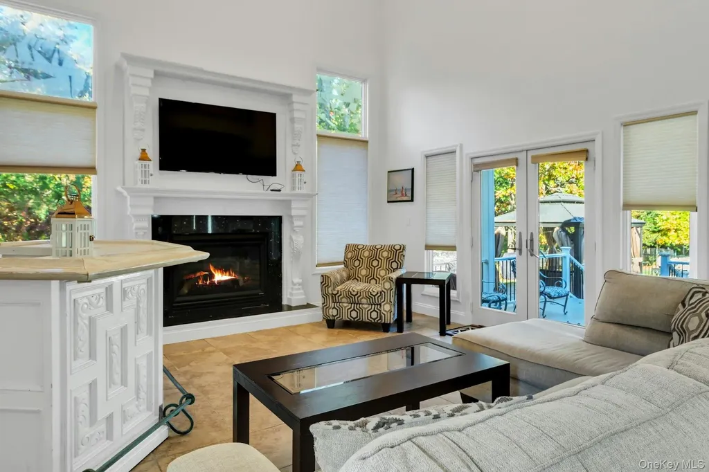 10 Bay Woods Drive Hampton Bays NY 11946