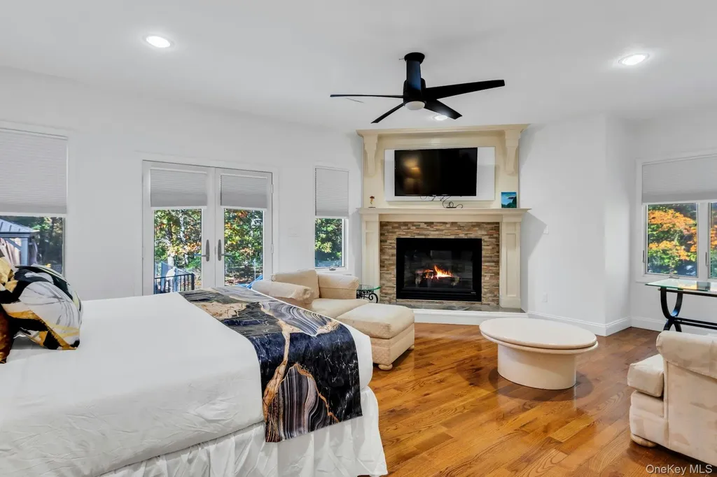 10 Bay Woods Drive Hampton Bays NY 11946