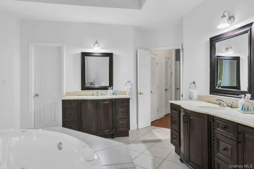 10 Bay Woods Drive Hampton Bays NY 11946