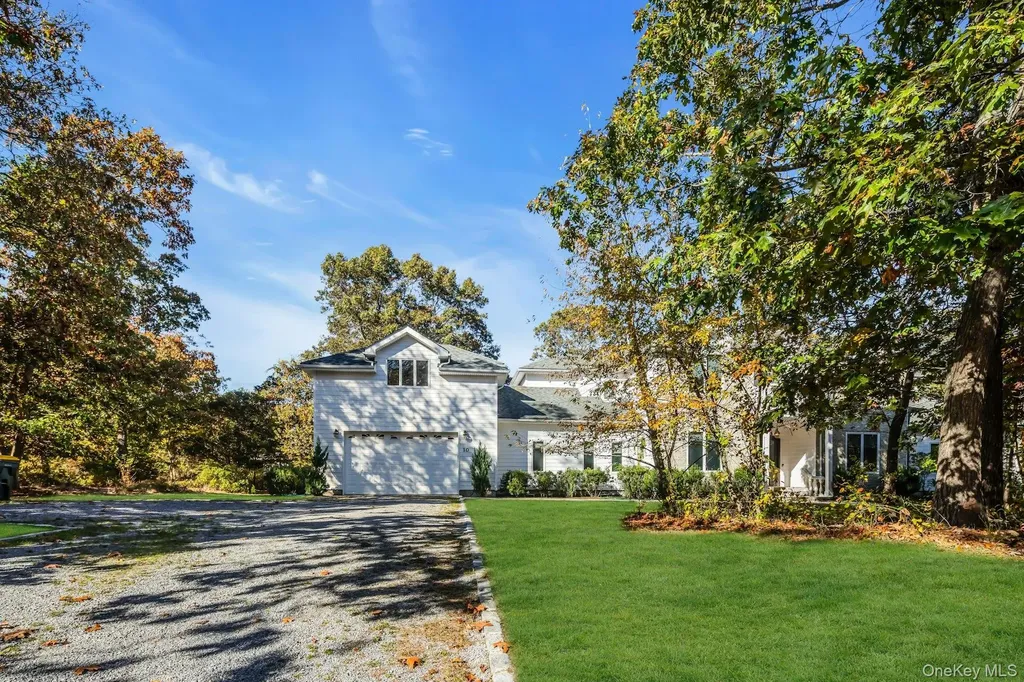 10 Bay Woods Drive Hampton Bays NY 11946