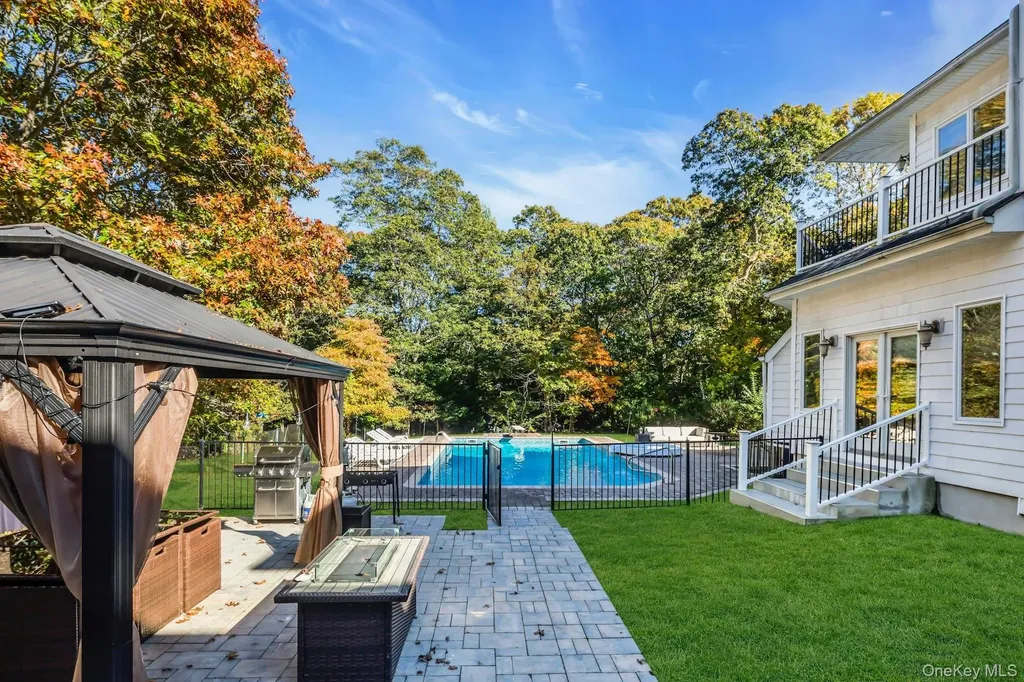 10 Bay Woods Drive Hampton Bays NY 11946
