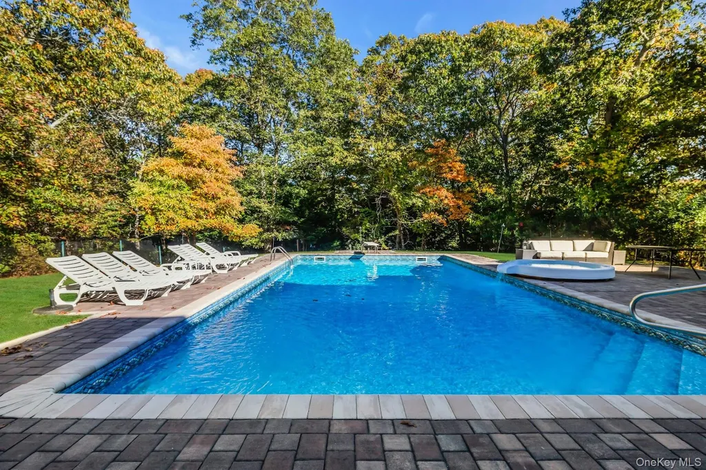 10 Bay Woods Drive Hampton Bays NY 11946