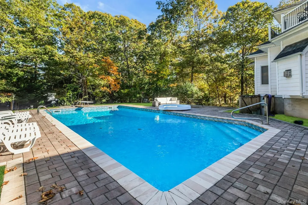 10 Bay Woods Drive Hampton Bays NY 11946