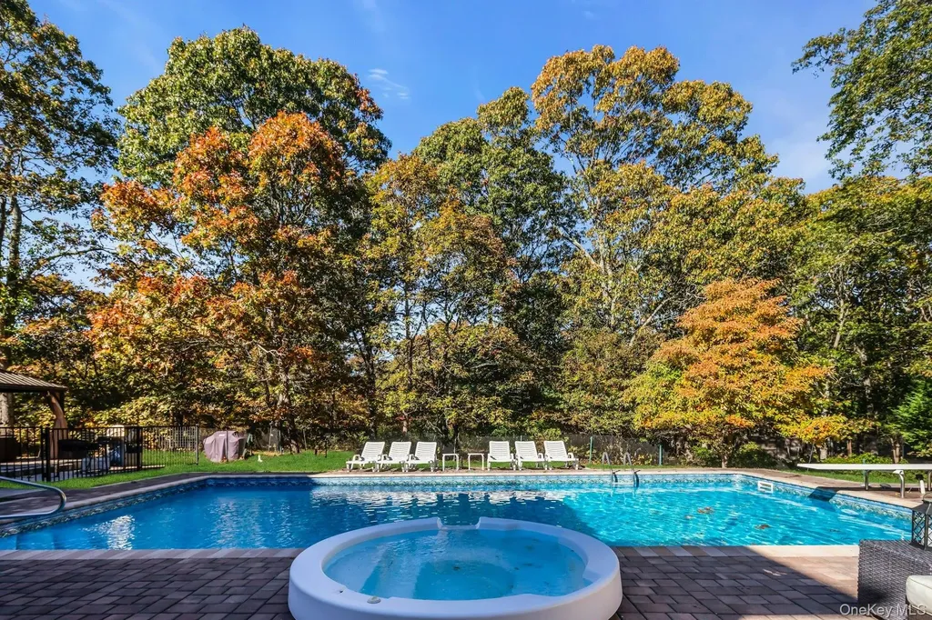 10 Bay Woods Drive Hampton Bays NY 11946