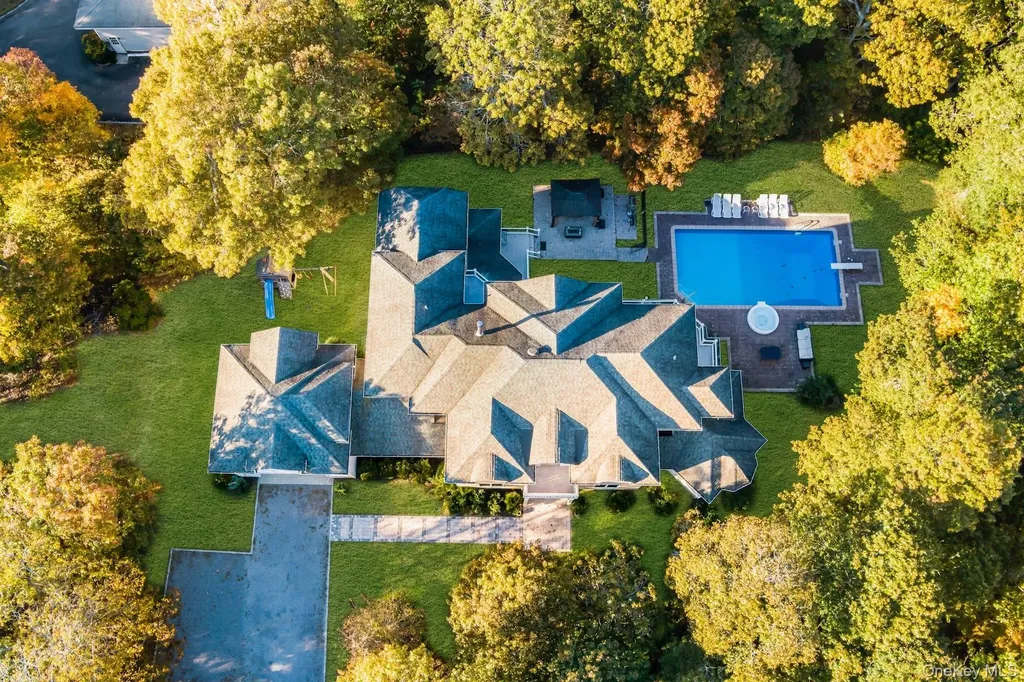10 Bay Woods Drive Hampton Bays NY 11946