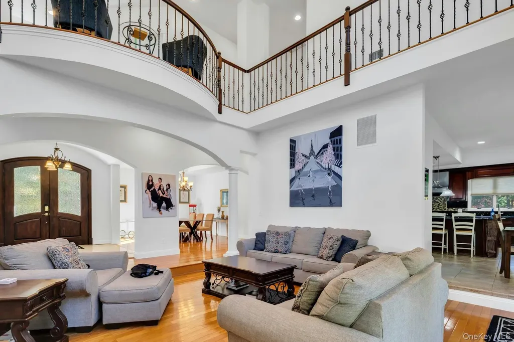 10 Bay Woods Drive Hampton Bays NY 11946