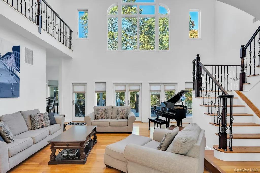 10 Bay Woods Drive Hampton Bays NY 11946