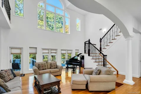 10 Bay Woods Drive Hampton Bays NY 11946
