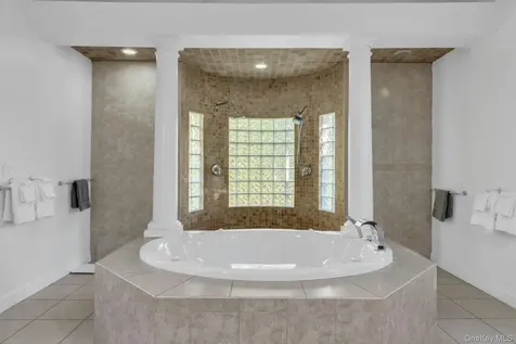 10 Bay Woods Drive Hampton Bays NY 11946