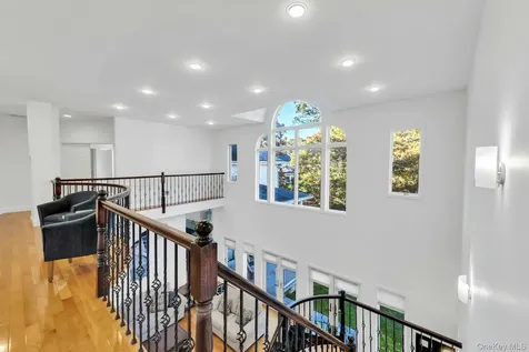 10 Bay Woods Drive Hampton Bays NY 11946