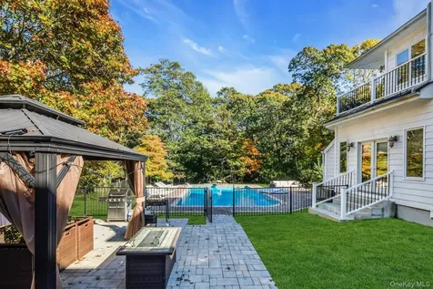 10 Bay Woods Drive Hampton Bays NY 11946
