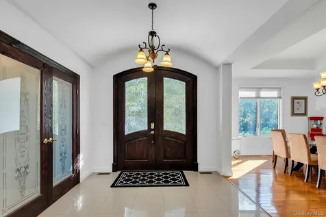 10 Bay Woods Drive Hampton Bays NY 11946