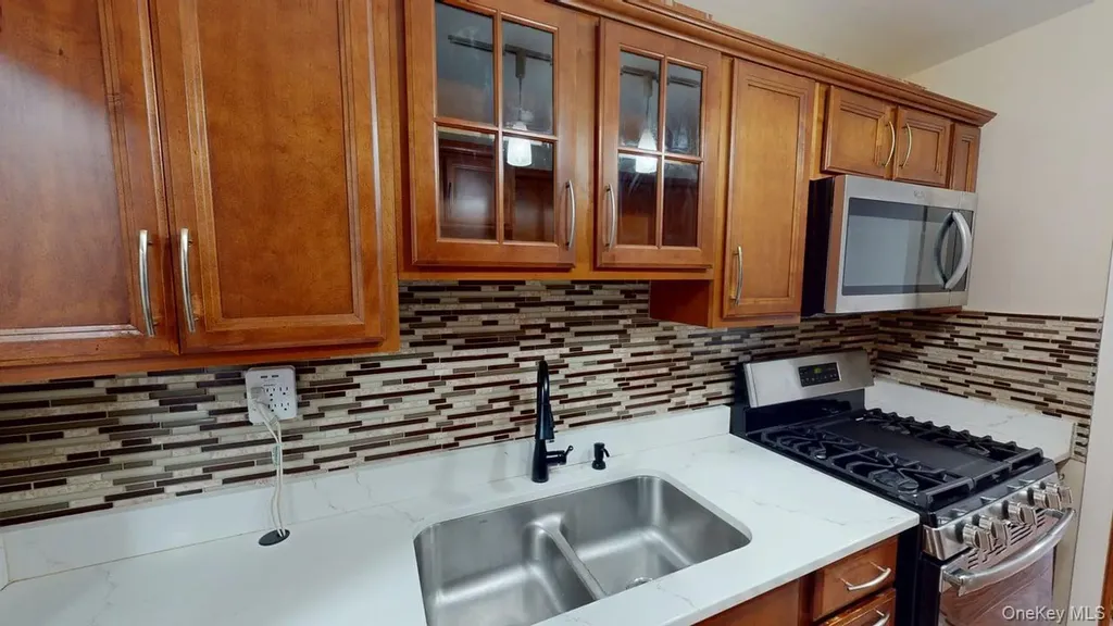678 Warburton Yonkers NY 10701