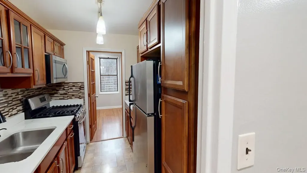 678 Warburton Yonkers NY 10701