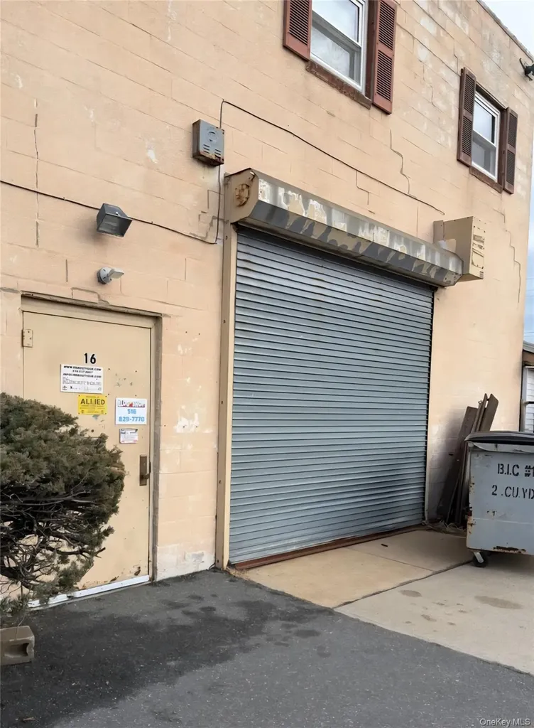16 Mccarthy Road Island Park NY 11558