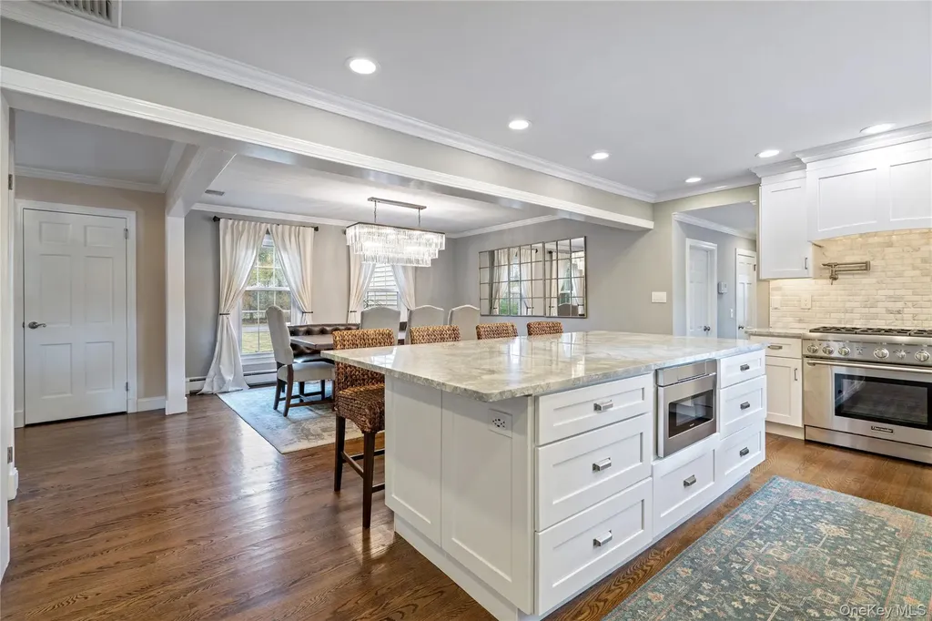 172 Burtis Lane Syosset NY 11791