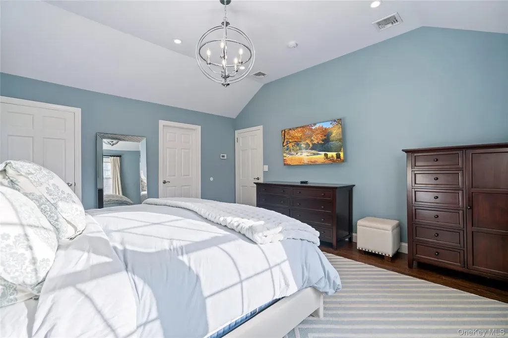 172 Burtis Lane Syosset NY 11791