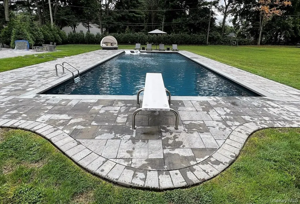 172 Burtis Lane Syosset NY 11791