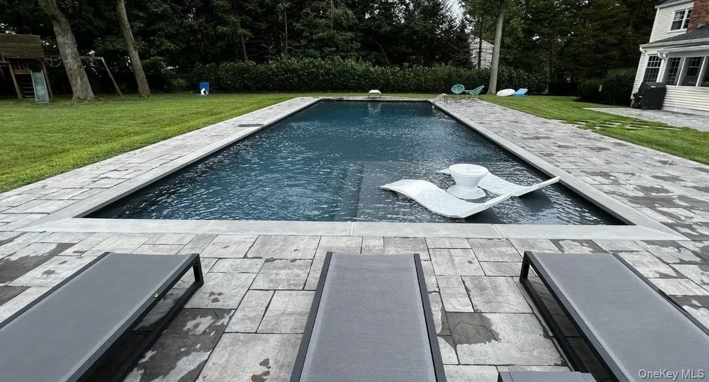 172 Burtis Lane Syosset NY 11791