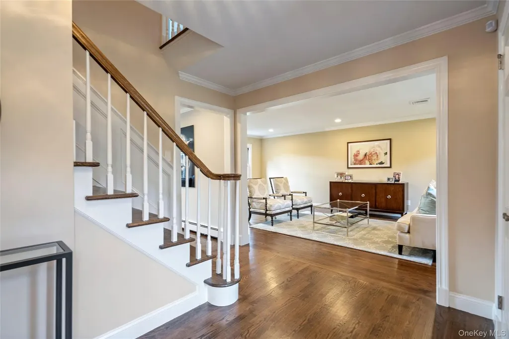 172 Burtis Lane Syosset NY 11791