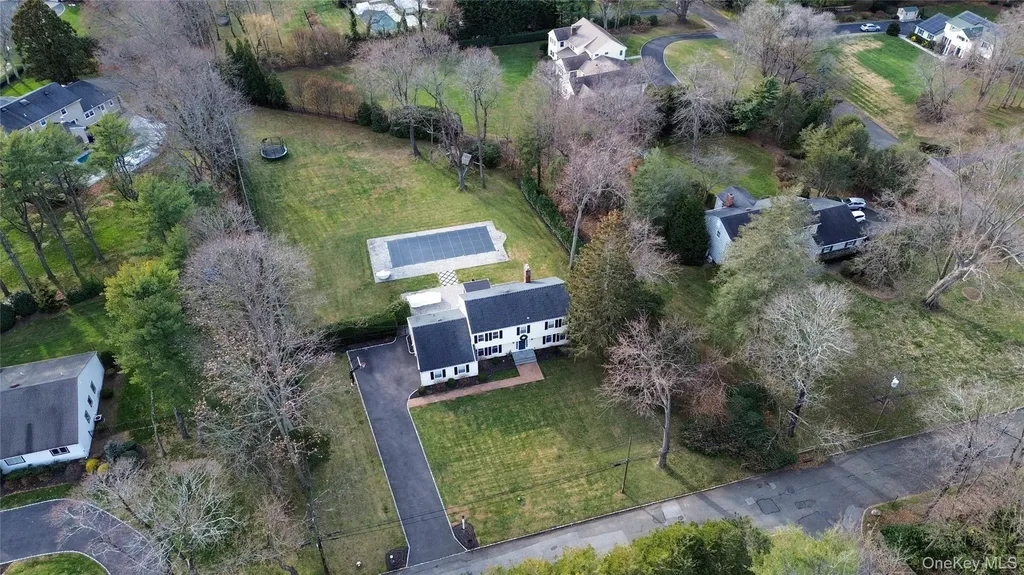 172 Burtis Lane Syosset NY 11791