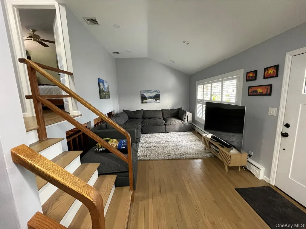 946 Manor Lane Bay Shore NY 11706