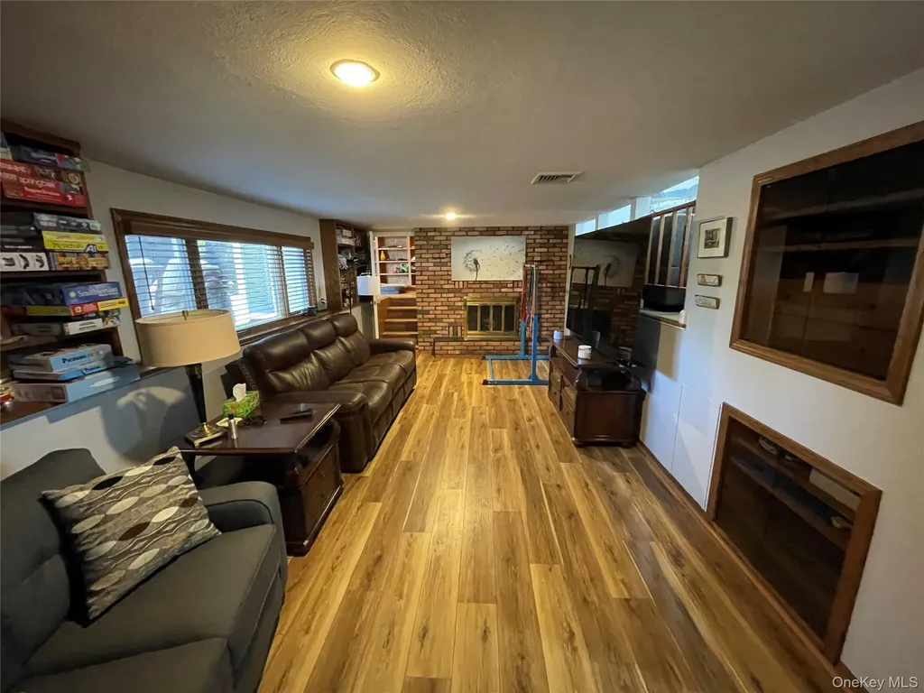946 Manor Lane Bay Shore NY 11706