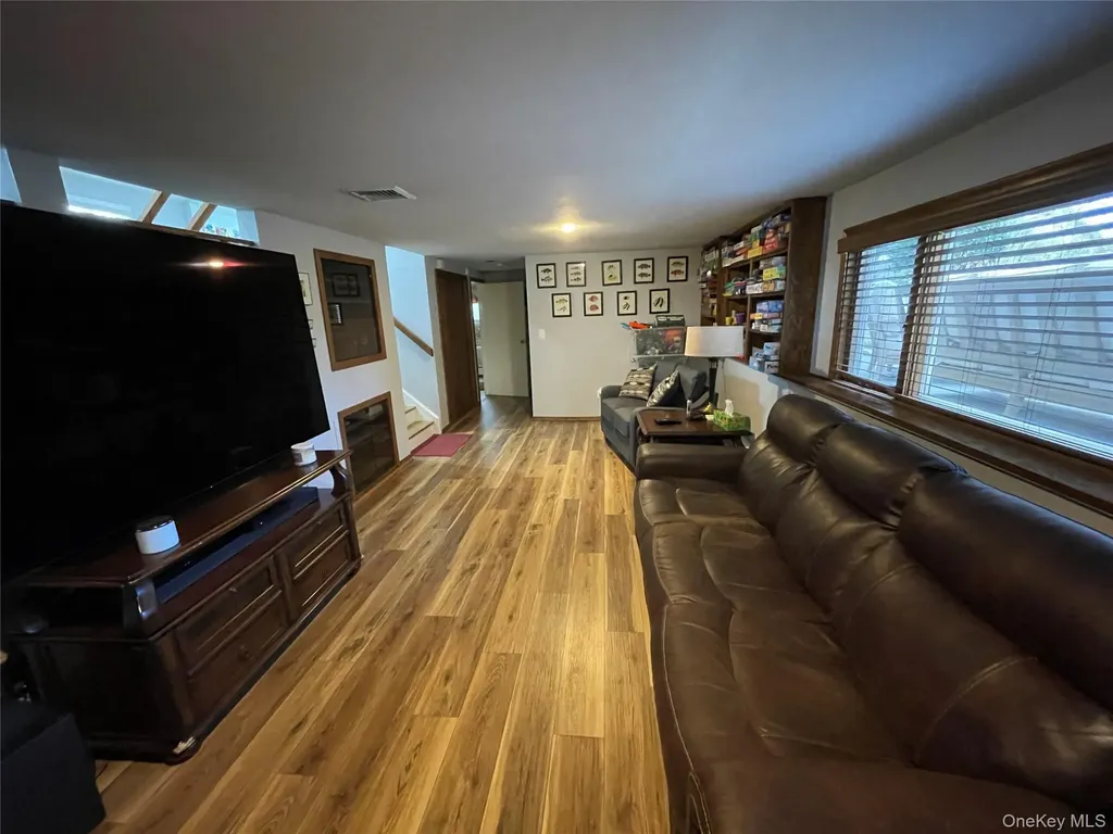 946 Manor Lane Bay Shore NY 11706