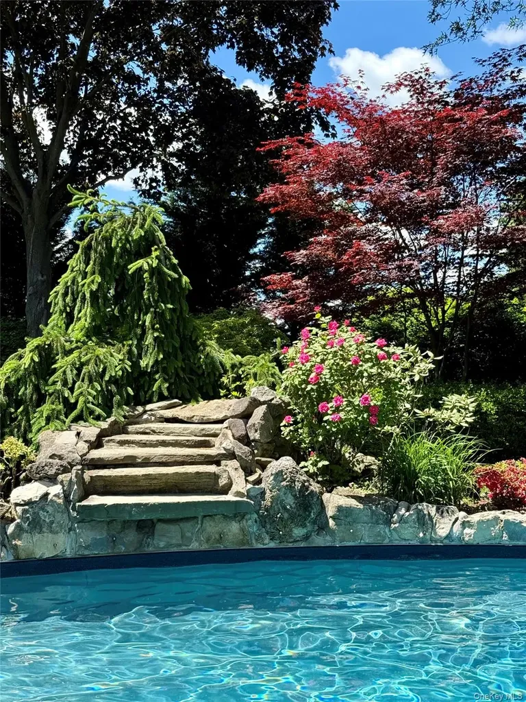 946 Manor Lane Bay Shore NY 11706