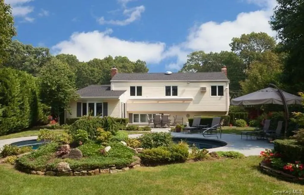 946 Manor Lane Bay Shore NY 11706