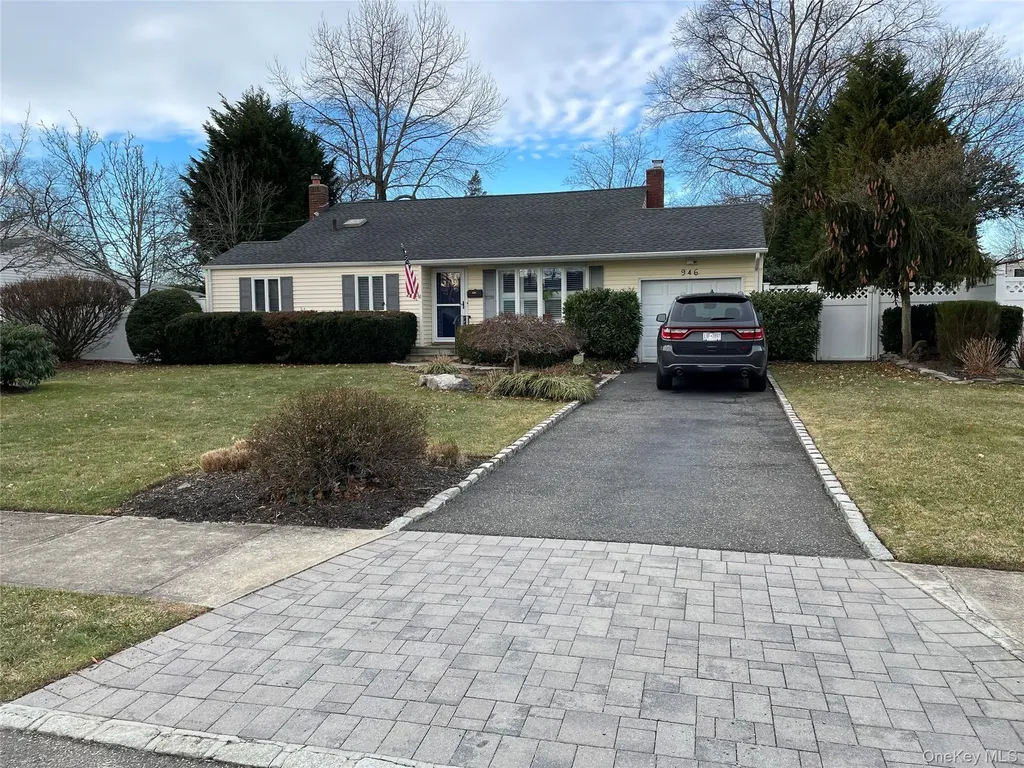 946 Manor Lane Bay Shore NY 11706