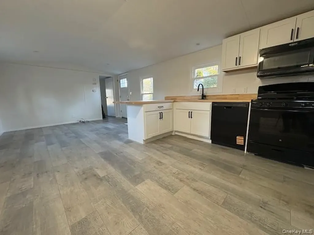 525/D17 Riverleigh Riverhead NY 11901