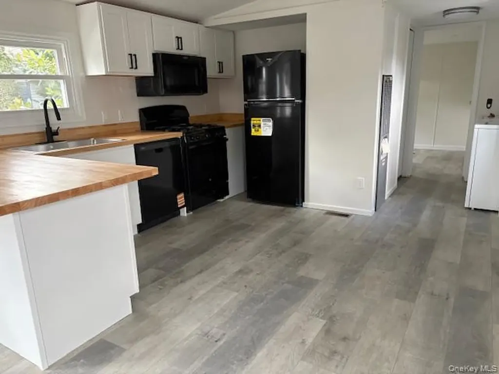525/D17 Riverleigh Riverhead NY 11901