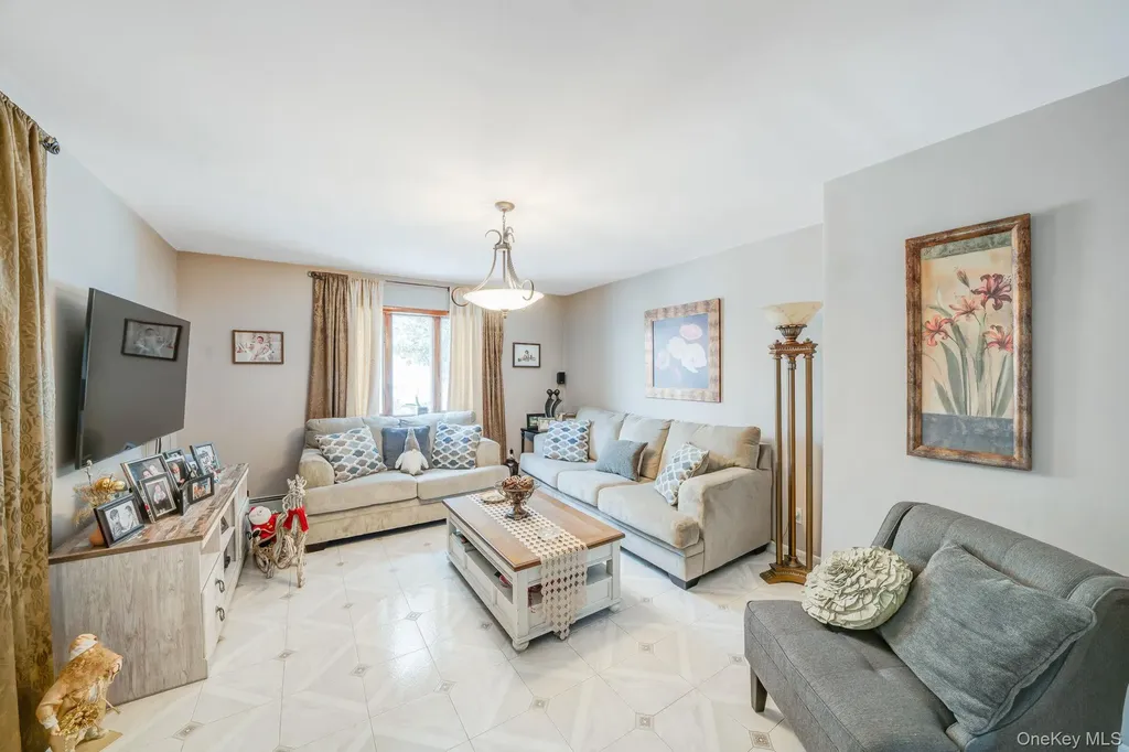 3 Huron Road Shirley NY 11967