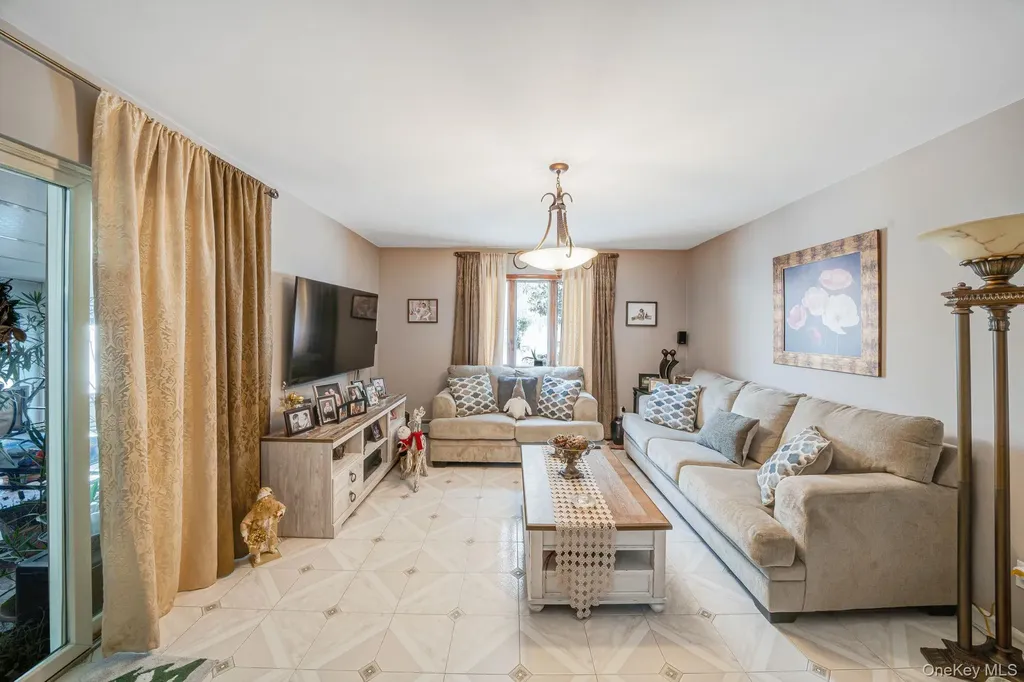 3 Huron Road Shirley NY 11967